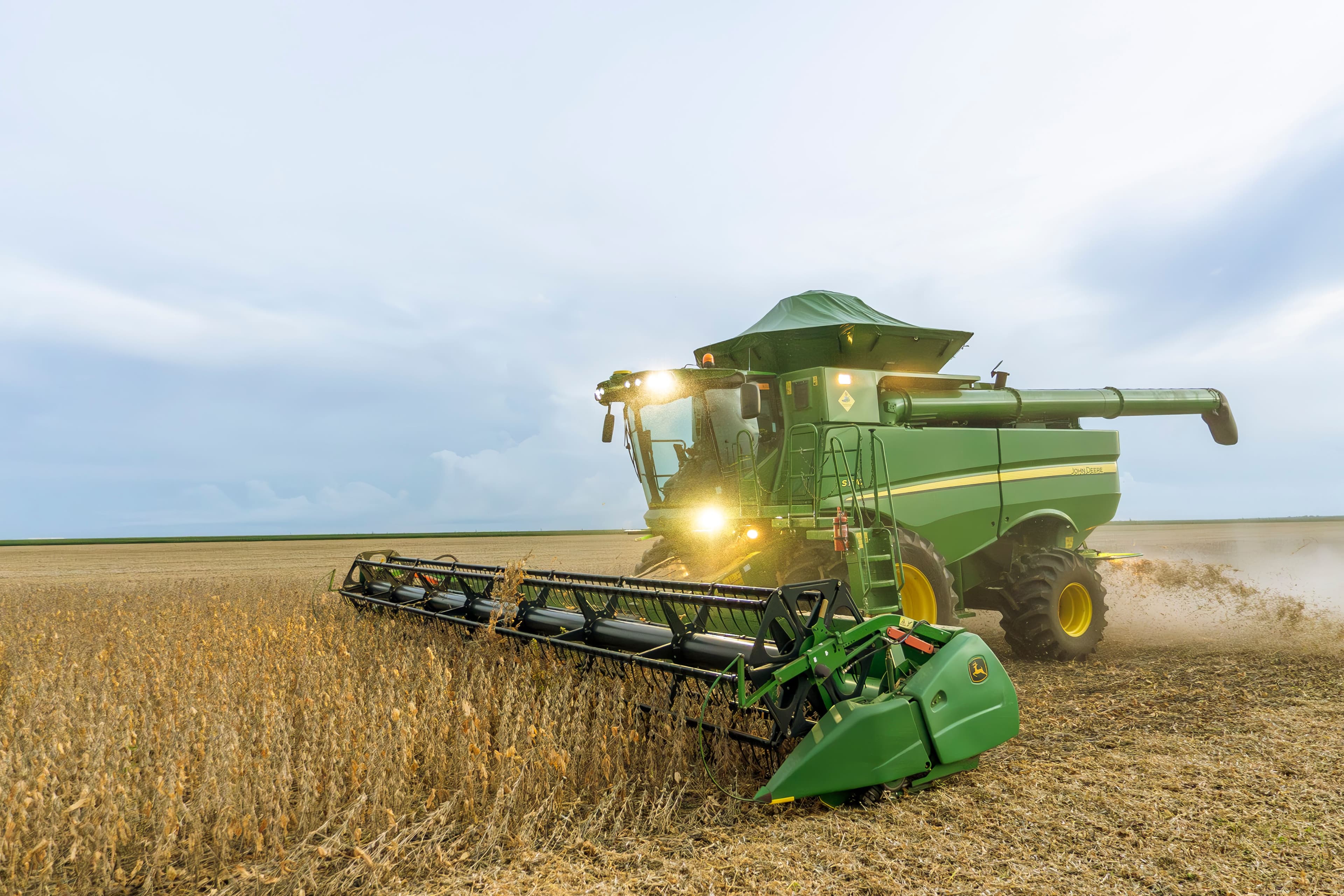 Unidade de armazenagem de grãos da Agrex, com silos e correia transportadora ao entardecer
